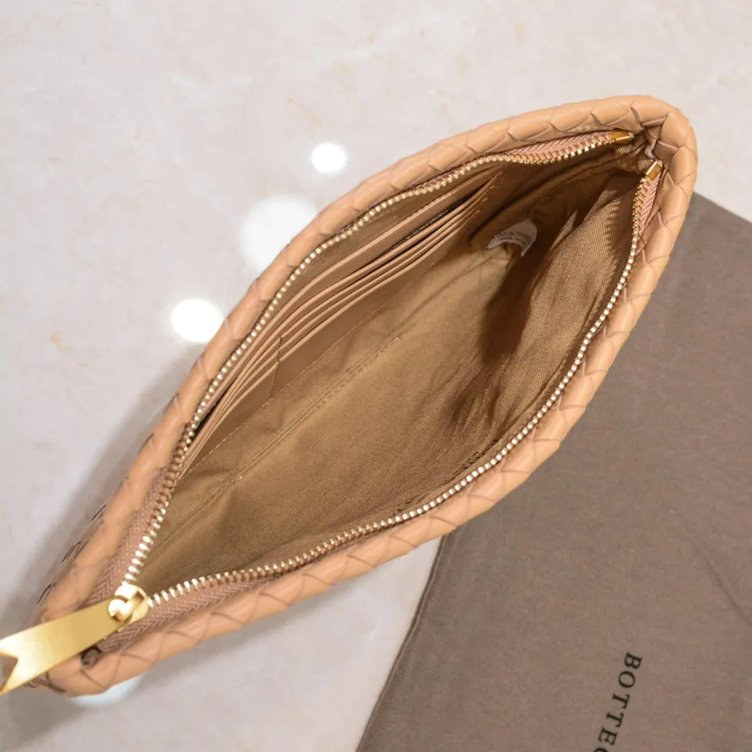 Bv 2022 new woven sheepskin handbag with woven fabric lining. This handbag continues the previous iconic weaving process. The leather is fine and genuine and feels very soft, and the overall shape is excellent. There are multiple card slots inside to store artifacts in an orderly manner. It looks casual, but it is the finishing touch to your whole body. Best choice for gifts or personal use. Size: 30cm, model: 80-2#
